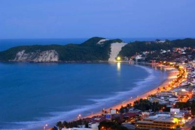 Trecho da praia de Ponta Negra, em Natal, é interditado por risco de colapso
