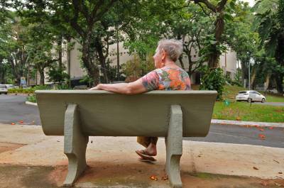 Expectativa de vida do brasileiro volta a subir após queda na pandemia