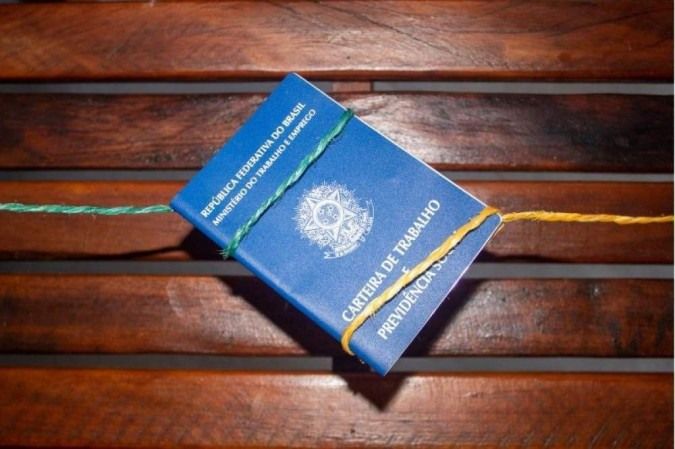 Taxa de desemprego cai a 7,6% no trimestre encerrado em outubro