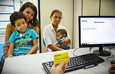 Mais de 700 maceioenses correm o risco de perder Bolsa Família por falta de saque