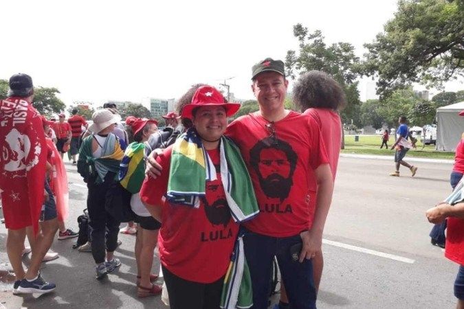 Público espera posse aos gritos de "Lula, guerreiro do povo brasileiro"