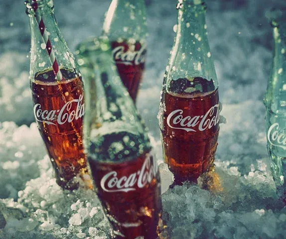 Atividades de fábrica de Coca-Cola são suspensas por suspeita de álcool em bebidas