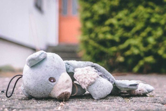 Criança de 9 anos sai para jogar futebol e é abandonada pela mãe