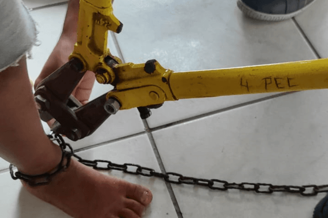 Mulher é presa na Bahia após acorrentar o filho de 5 anos à cama
