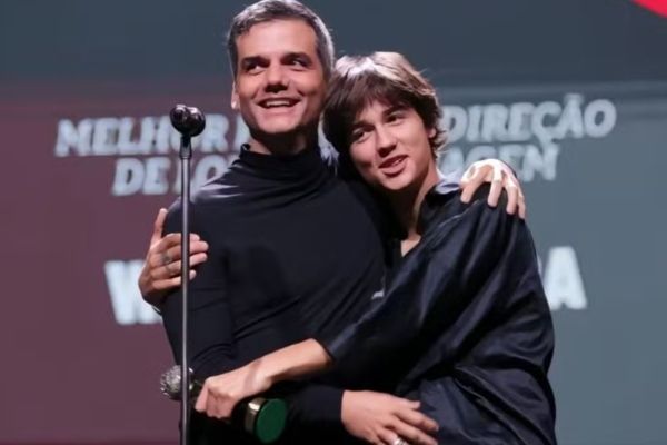 Filho mais velho de Wagner Moura completa 18 anos e chama atenção da web