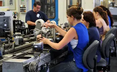 Prazo para empresas enviarem relatórios salariais começa nesta segunda