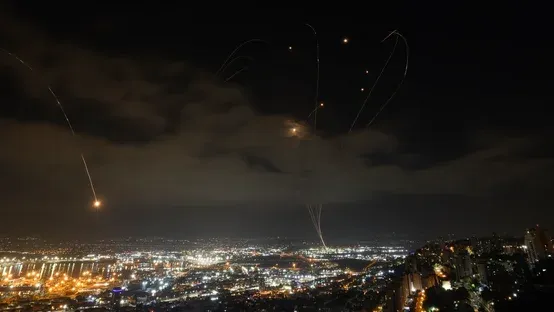 Conflito entre Israel e Irã entra no 4º dia sem sinal de cessar-fogo