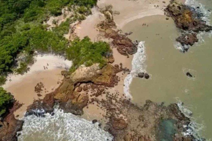 Avanço do mar engole quase 20 metros de praia de nudismo na Paraíba