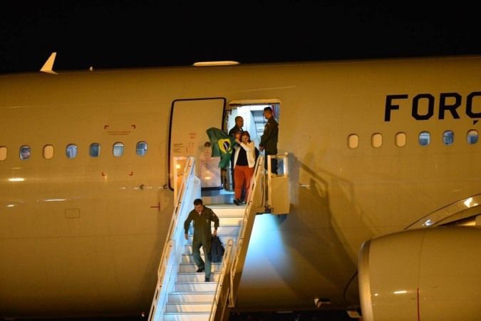 Primeiros 211 brasileiros resgatados em Israel chegam a Brasília