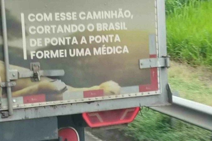 Caminhoneiro celebra a formação da filha médica com mensagem inspiradora
