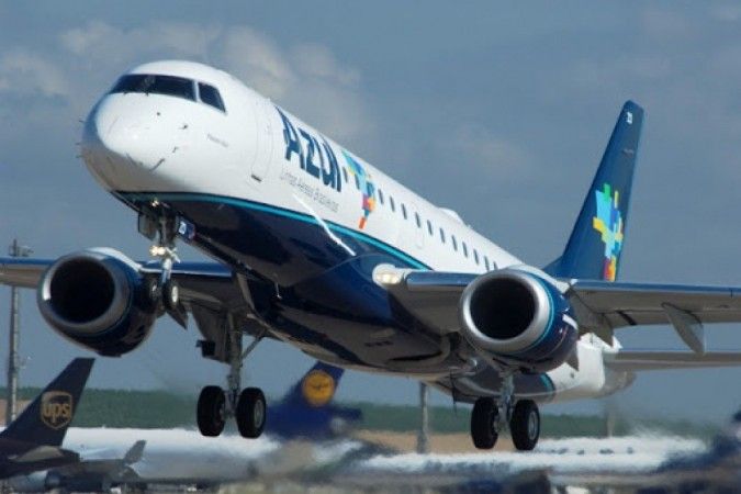 Avião da Azul faz duas tentativas de pouso sem sucesso devido ao mau tempo
