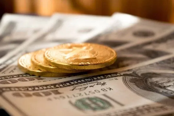 Dólar cai para R$ 4,87 e atinge menor valor em um ano
