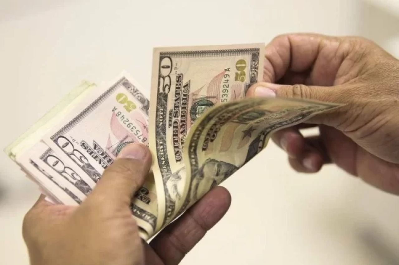 Dólar opera em queda nesta quinta-feira, cotado a R$ 4,98