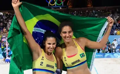 Duda e Ana Patrícia derrotam canadenses e são ouro no vôlei de praia