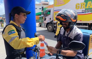 Equipe de educação do DMTT realiza ação educativa para motociclistas