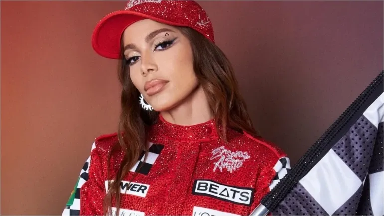 Anitta se Inspira em Ayrton Senna para look em bloco de pré-Carnaval