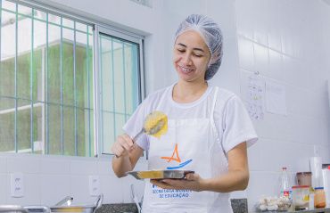 Merendeira de Maceió concilia trabalho em CMEI com curso superior de Nutrição