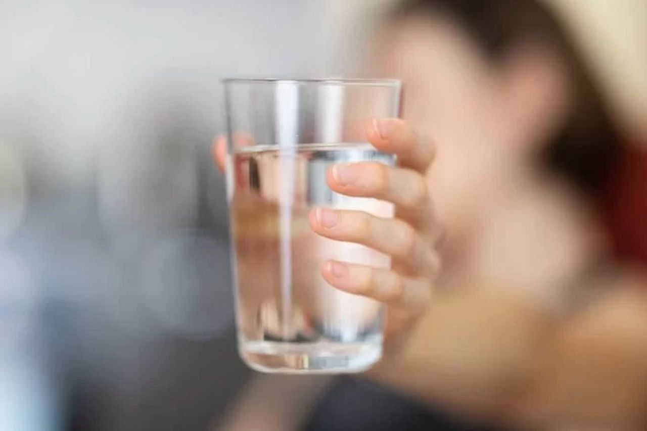 Beber ao menos cinco copos de água por dia reduz risco de AVC, diz estudo