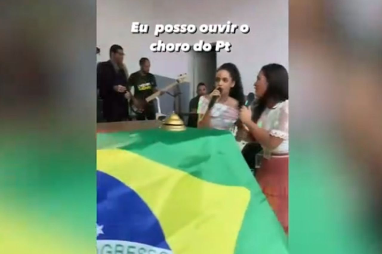 Evangélicos cantam em igreja: 'Eu posso ouvir o choro do PT'