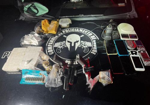 Companhia de Choque da PM apreende armas de fogo, munições e mais de 3 Kg de drogas no Jacintinho