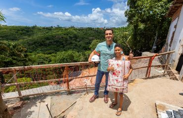 Prefeito JHC vistoria obra de contenção de encosta da parte alta de Maceió