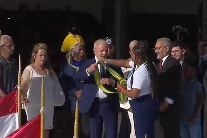Mulher negra passou a faixa presidencial para Lula no Planalto