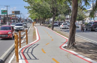 Seminfra orienta ciclistas sobre uso da ciclovia na Fernandes Lima em dias de chuva