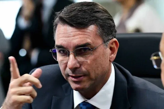 Flávio defende Collor e diz que ex-presidente é vítima de "ódio" de Moraes