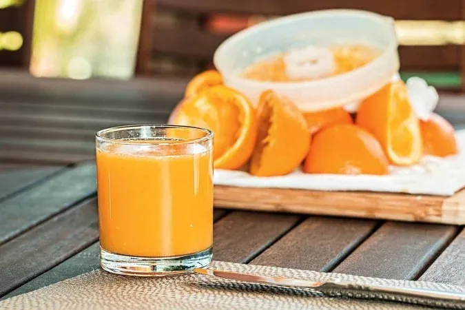 Os perigos ocultos do suco de laranja que ninguém te contou