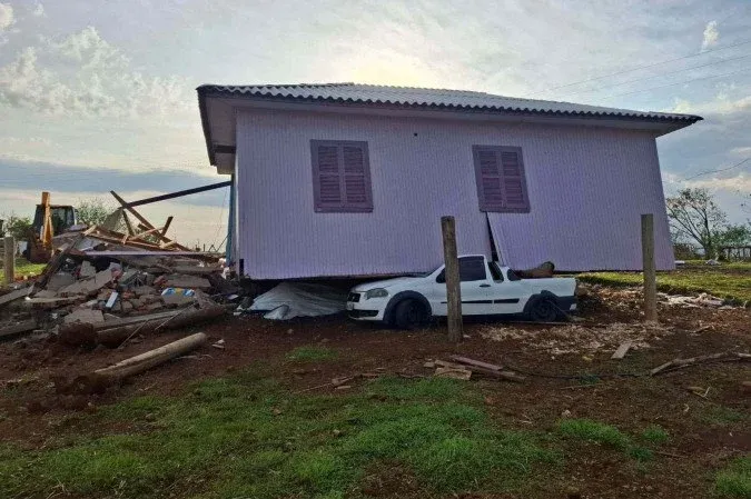 Tornado faz casa ser arrastada pelo vento e parar em cima de carro em SC
