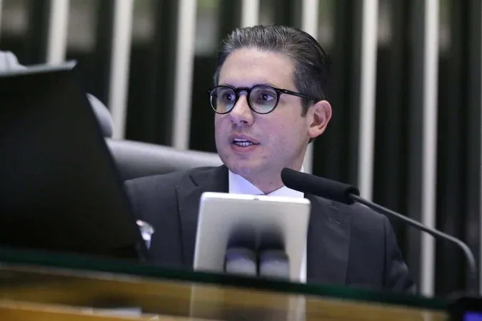 Motta insinua que Eduardo Bolsonaro pode perder cargo