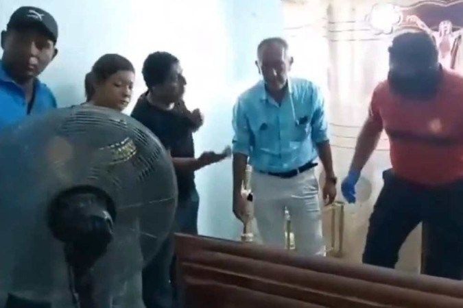 Idosa acorda dentro de caixão durante o próprio velório no Equador