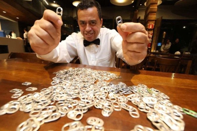 Garçom junta lacres de latinhas para doar cadeiras de rodas