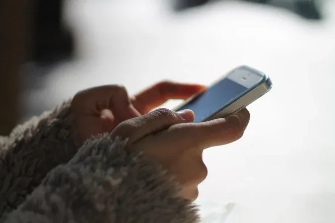 Assaltante se revolta por vítima não ter iPhone e atira na mão dela