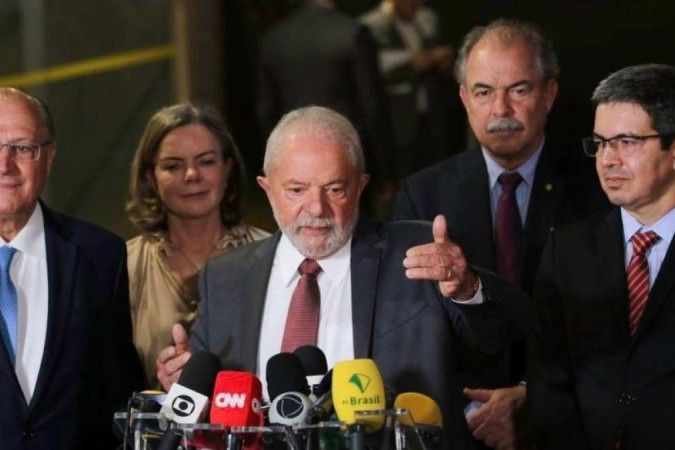 Lula anuncia fim das privatizações e Mercadante no BNDES