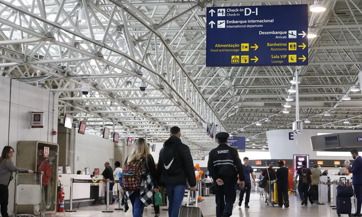 Homem é preso no aeroporto transportando maconha dentro de peixes