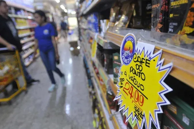 Inflação desacelera para 0,43% em abril, puxada por alimentos e saúde