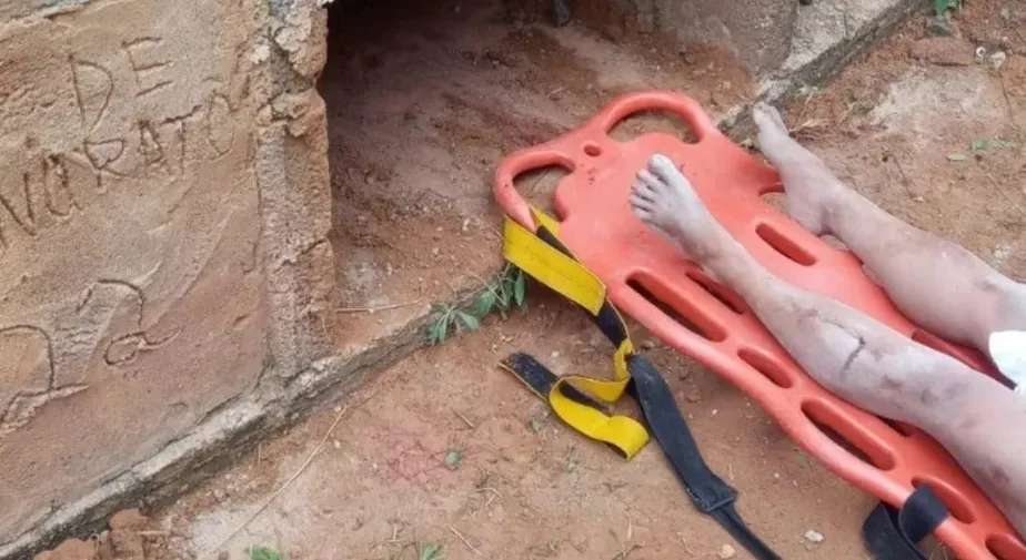 Coveiro descobre mulher 'enterrada viva' em túmulo de cemitério