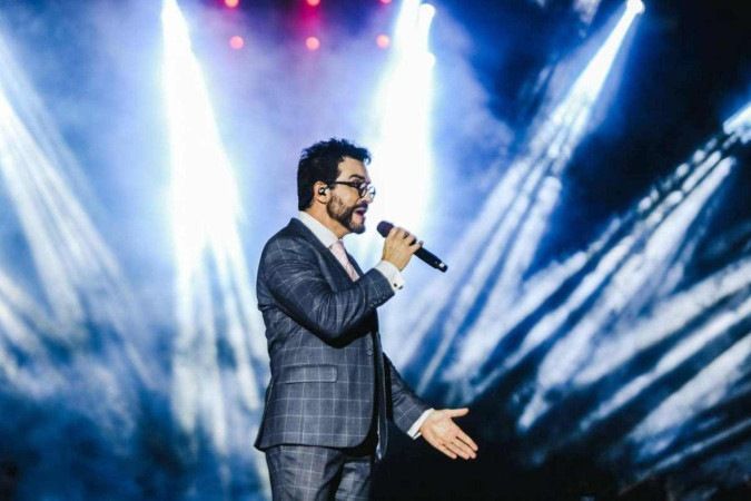 Padre Fábio de Melo revela luta contra depressão durante show em Recife