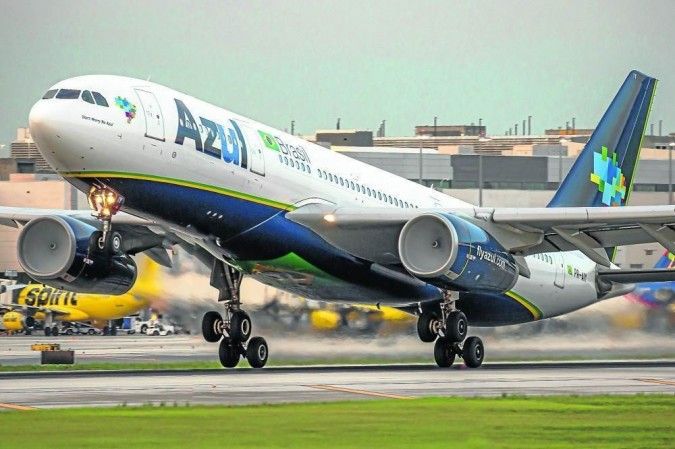 Turbulência severa em voo da Azul deixa passageiros em pânico e tripulante ferida