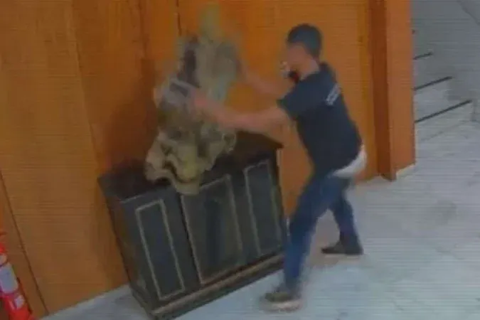 Moraes manda prender novamente homem que destruiu relógio de Dom João VI em 8/1