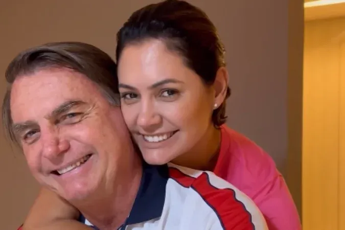 Michelle diz que usava cartão de amiga porque Bolsonaro era "pão duro"