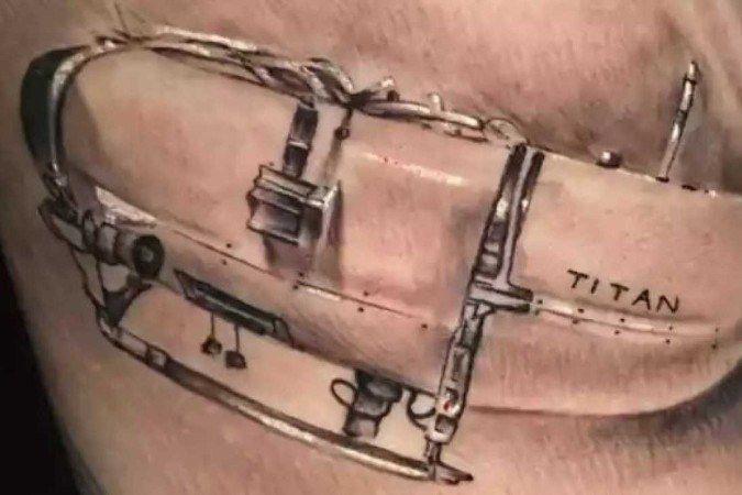 Brasileiro tatua submarino que implodiu em expedição ao Titanic