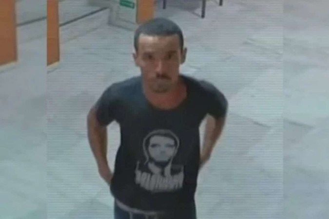 Bolsonarista que destruiu relógio de Dom João VI é preso em MG