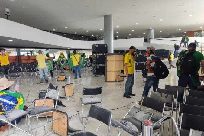 Internautas reagem com tristeza às invasões e depredações aos Três Poderes
