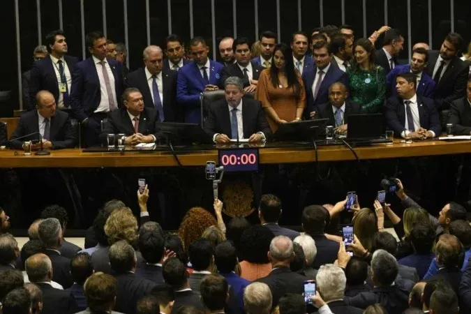 Com placar histórico, Arthur Lira é reconduzido à presidência da Câmara
