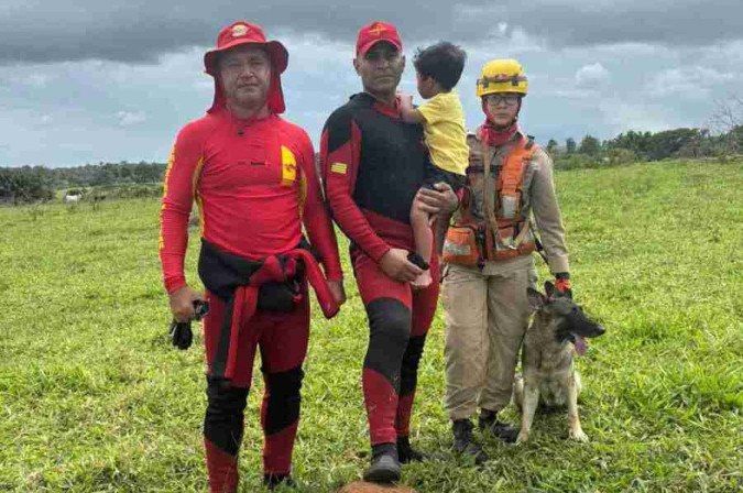 Menino de 4 anos passa a noite perdido em área de mata e é resgatado