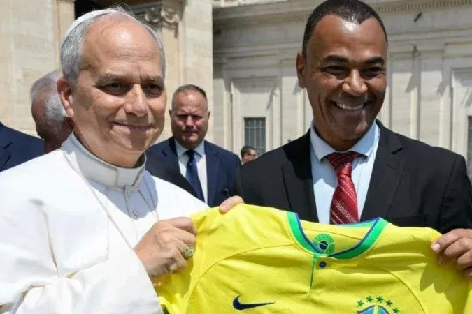 Papa Leão XIV ganha camisa da Seleção Brasileira, em Roma
