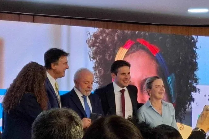 Lula cria Carteira Nacional Docente; programa prevê desconto a professores