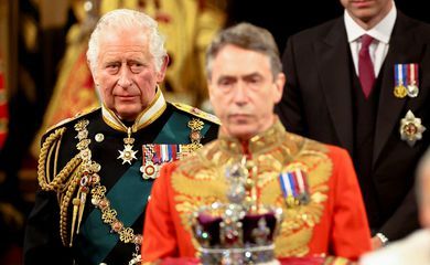 Príncipe Charles lê discurso da rainha ao Parlamento pela primeira vez
